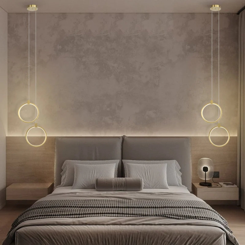 Zeitgenössische Hängelampe - Sanftes Leuchten im Gold-Halo-Stil