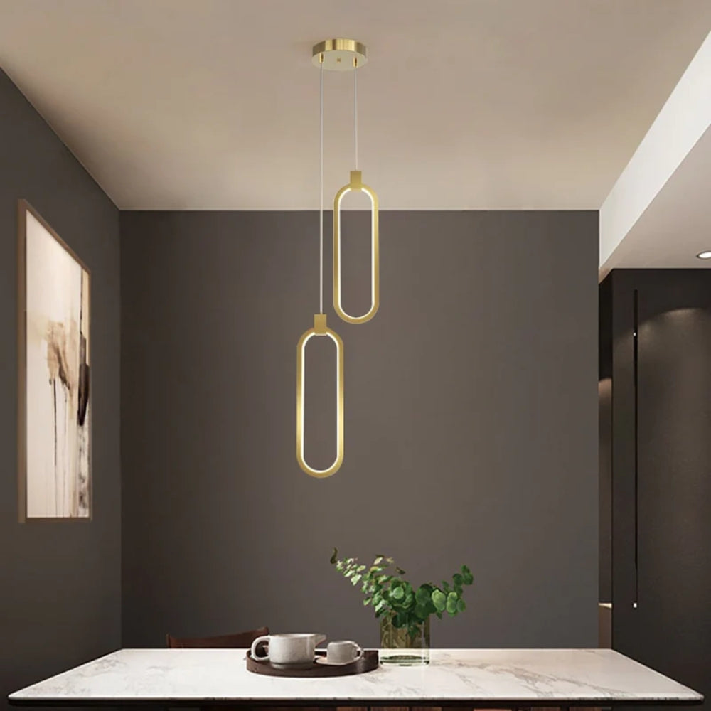 Zeitgenössische Hängelampe - Sanftes Leuchten im Gold-Halo-Stil